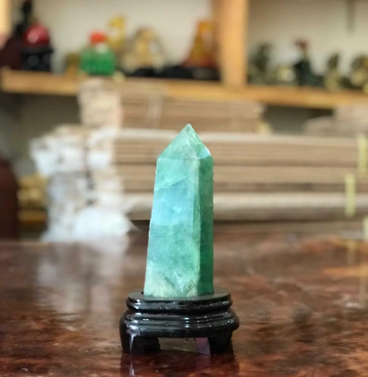 Trụ đá thạch anh màu xanh hợp với người mệnh Mộc